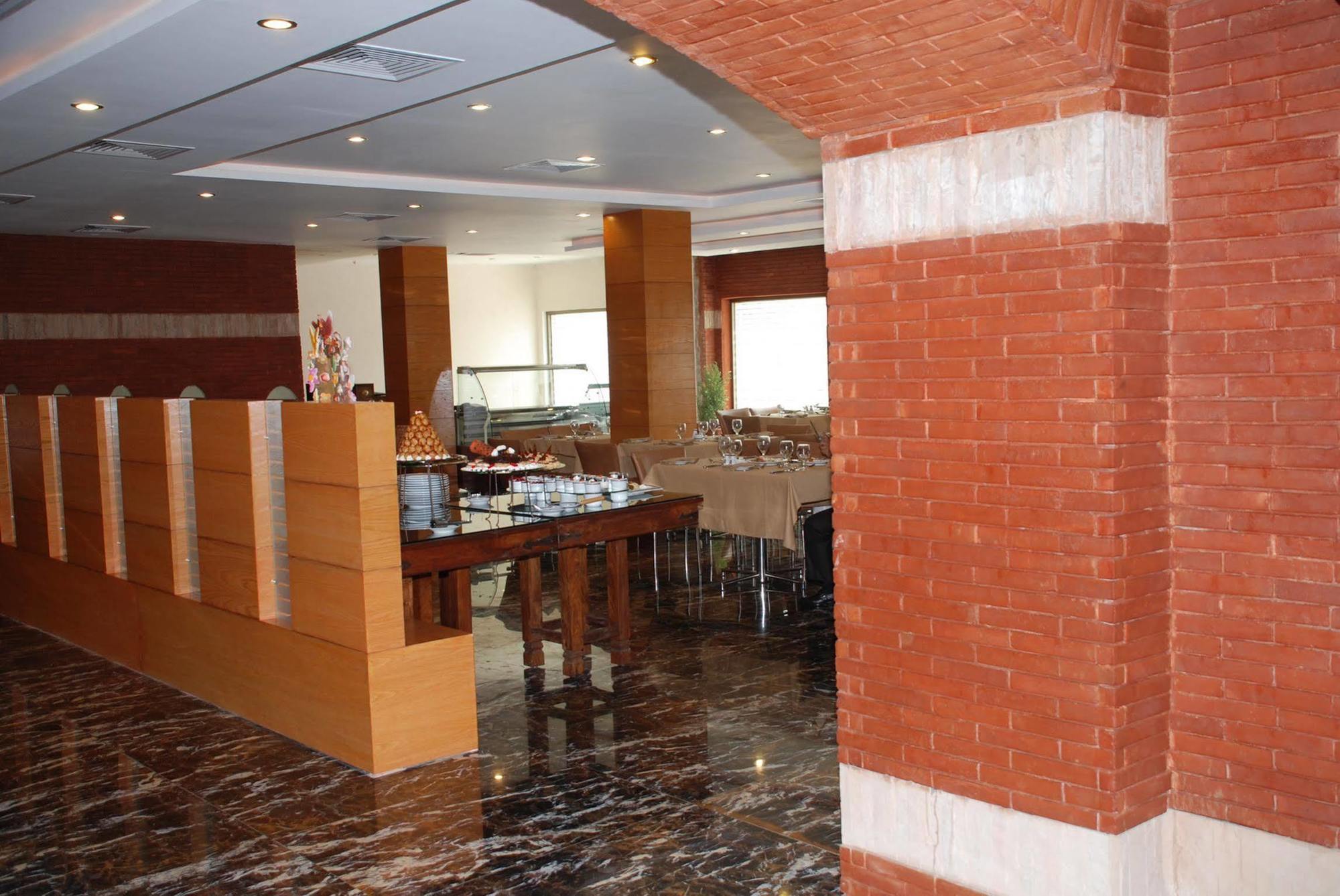 Hotel One Faisalábád Restaurace fotografie